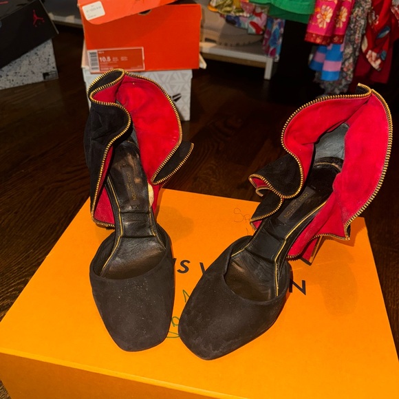 Louis Vuitton Black Suede Trimmed Pumps - Picture 11 of 12